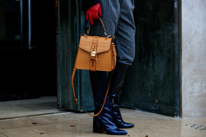 doina ciobanu, high boots, high heels boots, animal skin boots, navy blue leather boots, dark grey pants, carrot pants, red gloves, camel leather bag, chloe bag, animal skin bag, striped pants, fashion week, frenchystyle, FW, jonathan paciullo, street style, SPRING SUMMER 2020, SS 20, PFW, PARIS, horizontal, atmosphere details, detail