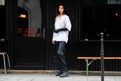 black leather pants, black leather gloves, black leather boots, white shirt, short sleeves shirt, black leather sneakers, fashion week, frenchystyle, FW, jonathan paciullo, street style, PFW, PARIS, SPRING SUMMER 2021, SS 21, horizontal, atmosphere details, full length