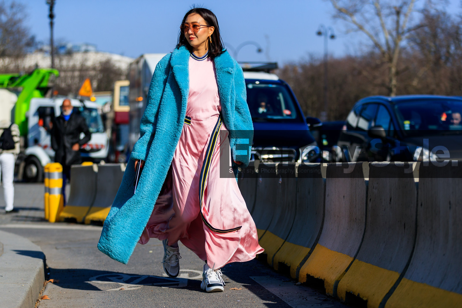 blue coat, blue fur coat, graphic dress, leather shoes, louis vuitton, pink dress, printed dress, sportmax, sunglasses, white sneakers, street style, jonathan paciullo, FW, frenchystyle, fashion week, PFW, PARIS, AUTUMN WINTER 2018-2019, FALL WINTER 2018-2019, FW 18-19, horizontal, atmosphere details, full length, jiyoung kim