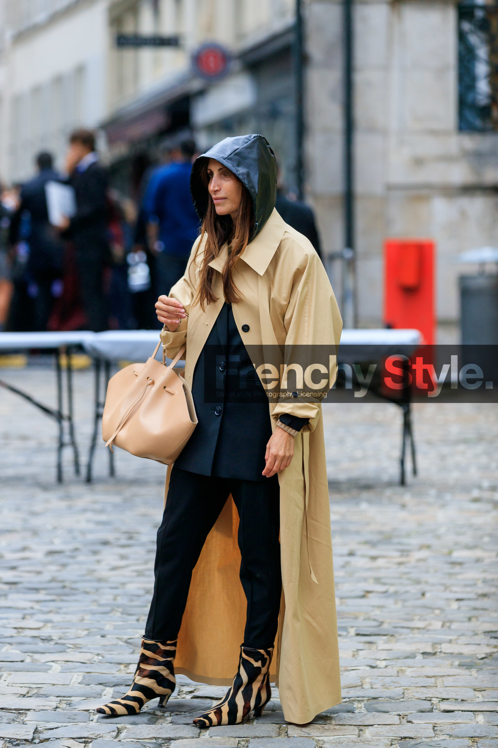 chloe loulou de saison, beige trench coat, beige leather bag, big bag, shopping bag, hand bag, black jacket, black pants, black hoodie, animal printed boots, low boots, sharp end boots, fur boots, beige boots, fashion week, frenchystyle, FW, jonathan paciullo, street style, PFW, PARIS, SPRING SUMMER 2020, SS 20, horizontal, full length