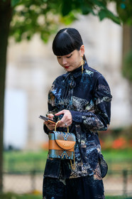 kozue akimoto, chloe bag, animal skin bag, green leather bag, camel leather bag, hand bag, golden earrings, dangling earrings, black shirt, black pants, kimono shirt, wrap shirt, silk shirt, silk pants, printed shirt, printed pants, lavalliere collar, chloe look, chloe pants, fashion week, frenchystyle, FW, jonathan paciullo, street style, SPRING SUMMER 2020, SS 20, PFW, PARIS, vertical, atmosphere details, detail