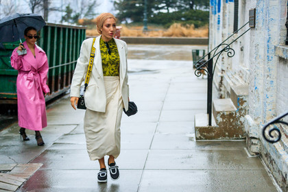 beige scarf, black bag, black shoes, black sneakers, blazer, graphic top, leather bag, leather shoes, off white, prada, printed top, white jacket, white skirt, yellow bag, yellow top, street style, jonathan paciullo, FW, frenchystyle, fashion week, NYFW, NEW YORK, AUTUMN WINTER 2018-2019, AW 18-19, FALL WINTER 2018-2019, FW 18-19, atmosphere details, horizontal, full length