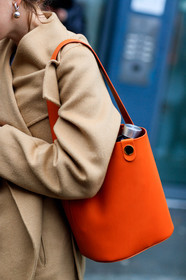 camel coat, leather bag, orange bag, street style, jonathan paciullo, FW, frenchystyle, fashion week, LFW, LONDON, AUTUMN WINTER 2018-2019, AW 18-19, FALL WINTER 2018-2019, FW 18-19, vertical, atmosphere details, detail