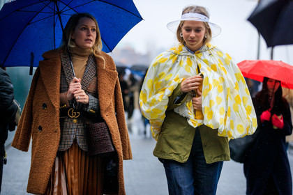 alligator, beige sweater, black belt, blazer, blue denim, brown bag, brown coat, brown jacket, brown skirt, chanel, checked, denim pants, graphic jacket, green jacket, gucci, houndstooth pattern, jeans, leather bag, over the shoulder, plaid, pleated skirt, printed jacket, rain jacket, transaprent hat, trousers, umbrella, white jacket, yellow jacket, street style, jonathan paciullo, FW, frenchystyle, fashion week, NYFW, NEW YORK, AUTUMN WINTER 2018-2019, AW 18-19, FALL WINTER 2018-2019, FW 18-19, atmosphere details, horizontal, detail, chloe king
