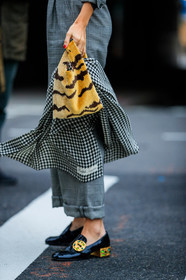beige bag, black shoes, check jumpsuit, checked, golden details, graphic bag, graphic jumpsuit, graphic pants, grey jumpsuit, high heels, houndstooth pattern, jewellery, leather bag, leather shoes, plaid, printed bag, printed jumpsuit, printed pants, ralph lauren, trousers, varnished leather shoes, zebra, street style, jonathan paciullo, FW, frenchystyle, fashion week, NYFW, NEW YORK, AUTUMN WINTER 2018-2019, AW 18-19, FALL WINTER 2018-2019, FW 18-19, vertical, atmosphere details, detail, gala gonzalez