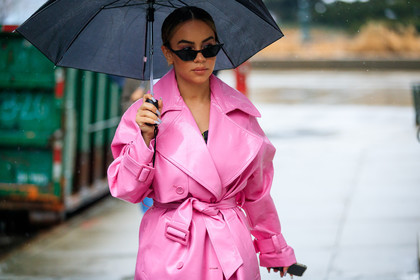 pink coat, sunglasses, trench coat, umbrella, street style, jonathan paciullo, FW, frenchystyle, fashion week, NYFW, NEW YORK, AUTUMN WINTER 2018-2019, AW 18-19, FALL WINTER 2018-2019, FW 18-19, atmosphere details, horizontal, detail