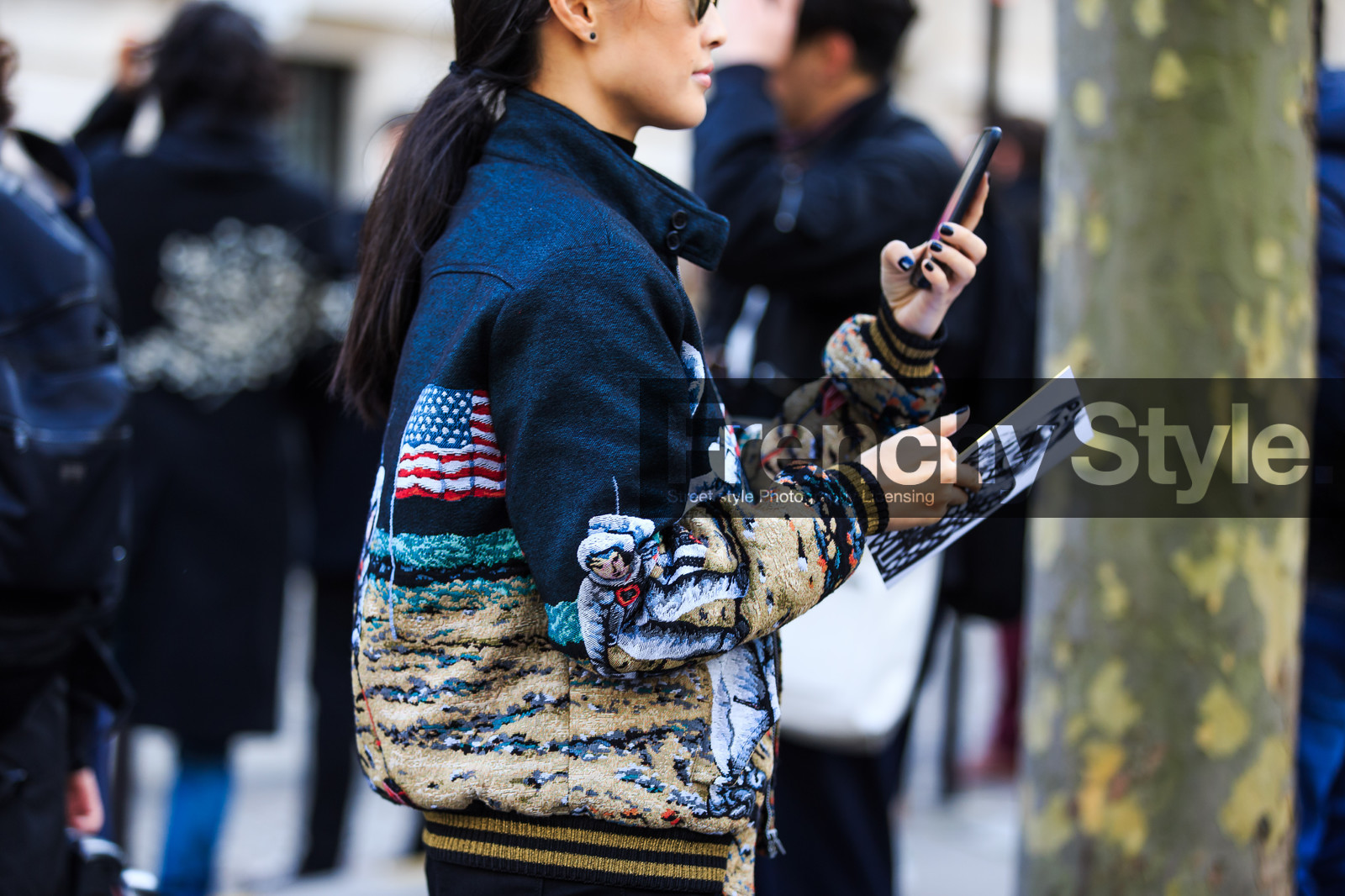american flag, atmosphere details, AUTUMN WINTER 2016-2017, AW 16-17, blue denim, bomber jacket, choker, denim pants, detail, drawings, embroidered jacket, FALL WINTER 2016-2017, fashion week, frenchystyle, FW, FW 16-17, horizontal, jeans, jonathan paciullo, PARIS, PFW, street style, sunglasses, trousers