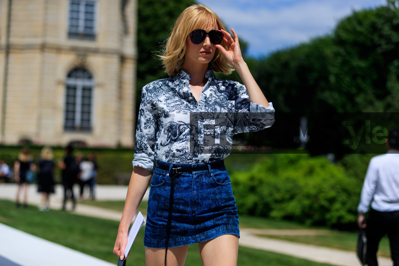 black belt, blue denim, denim skirt, graphic shirt, leather belt, mini skirt, printed shirt, sunglasses, fashion week, frenchystyle, FW, jonathan paciullo, street style, PFW, PARIS, horizontal, atmosphere details, detail, model, AUTUMN WINTER 2018-2019, FALL WINTER 2018-2019, FW 18-19, daria strokous