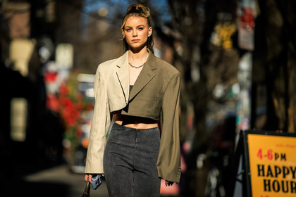 cropped blazer, cream kaki cropped blazer, black mini bag, necklace, fashion week, frenchystyle, FW, jonathan paciullo, street style, NYFW, NEW YORK, AUTUMN WINTER 2022-2023, FALL WINTER 2022_2023, FW 22-23, atmosphere details, horizontal