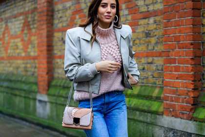 blue denim, denim pants, graphic bag, grey jacket, jeans, leather bag, pink bag, pink sweater, printed bag, trousers, street style, jonathan paciullo, FW, frenchystyle, fashion week, LFW, LONDON, AUTUMN WINTER 2018-2019, AW 18-19, FALL WINTER 2018-2019, FW 18-19, horizontal, atmosphere details, detail, tamara kalinic