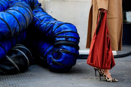 animal print, camel coat, high heels, leather bag, leather shoes, leopard, red bag, street style, jonathan paciullo, FW, frenchystyle, fashion week, LFW, LONDON, AUTUMN WINTER 2018-2019, AW 18-19, FALL WINTER 2018-2019, FW 18-19, horizontal, atmosphere details, detail, lisa aiken