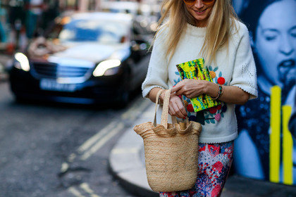 basket, graphic skirt, leather bag, printed skirt, printed sweater, sunglasses, white sweater, street style, jonathan paciullo, FW, frenchystyle, fashion week, LFW, LONDON, AUTUMN WINTER 2018-2019, AW 18-19, FALL WINTER 2018-2019, FW 18-19, horizontal, atmosphere details, detail