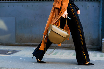 black pants, black shoes, brown coat, green bag, leather bag, leather shoes, trousers, street style, jonathan paciullo, FW, frenchystyle, fashion week, LFW, LONDON, AUTUMN WINTER 2018-2019, AW 18-19, FALL WINTER 2018-2019, FW 18-19, horizontal, atmosphere details, detail