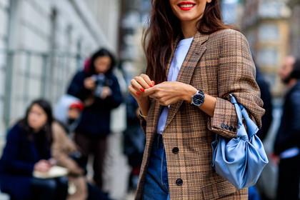 blue bag, brown coat, checked, graphic jacket, leather bag, plaid, printed jacket, red lips, white t shirt, street style, jonathan paciullo, FW, frenchystyle, fashion week, LFW, LONDON, AUTUMN WINTER 2018-2019, AW 18-19, FALL WINTER 2018-2019, FW 18-19, horizontal, atmosphere details, detail, evangelie smyrniotaki