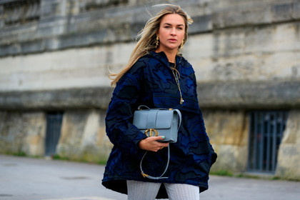 nina suess, navy blue coat, navy blue jacket, navy blue hoodie, military printed jacket, military printed coat, military printed hoodie, raincoat, used coat, used jacket, used hoodie, grey leather bag, dior bag, dior coat, dior jacket, dior hoodie, 30 montaigne bag, fashion week, frenchystyle, FW, jonathan paciullo, street style, PFW, PARIS, AUTUMN WINTER 2020-2021, FALL WINTER 2020-2021, FW 20-21, horizontal, detail, atmosphere details