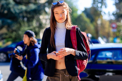 atmosphere details, backpack, blazer, crop top, detail, fashion week, frenchystyle, FW, green pants, horizontal, jonathan paciullo, leather bag, model, PARIS, PFW, red bag, SPRING SUMMER 2017, SS 17, street style, trousers, white top, yumi lambert