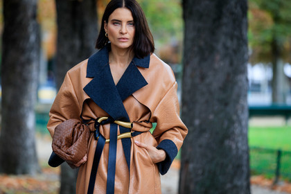 bottega veneta bag, bottega veneta look, bottega veneta coat, bottega veneta belt, camel leather coat, oversize coat, belted coat, black leather belt, brown leather clutch, brown leather bag, plaited bag, plaited leather bag, fashion week, frenchystyle, FW, jonathan paciullo, street style, SPRING SUMMER 2020, SS 20, PFW, PARIS, horizontal, atmosphere details, detail