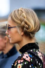 black dress, braids, floral, flowers, graphic dress, multicolor dress, printed dress, sunglasses, street style, jonathan paciullo, FW, frenchystyle, fashion week, LFW, LONDON, AUTUMN WINTER 2018-2019, AW 18-19, FALL WINTER 2018-2019, FW 18-19, vertical, atmosphere details, detail