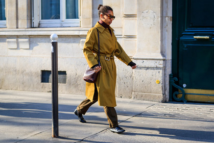 black shoes, brown bag, green pants, leather bag, leather shoes, sunglasses, trousers, yellow coat, street style, jonathan paciullo, FW, frenchystyle, fashion week, PFW, PARIS, AUTUMN WINTER 2018-2019, FALL WINTER 2018-2019, FW 18-19, horizontal, atmosphere details, full length