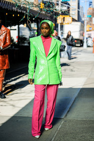 flourescent green leather blazer, pink long trousers, white stilettos, pink turtleneck top, flourescent green head bandana, fashion week, frenchystyle, FW, jonathan paciullo, street style, NYFW, NEW YORK, AUTUMN WINTER 2022-2023, FALL WINTER 2022_2023, FW 22-23, vertical, full length