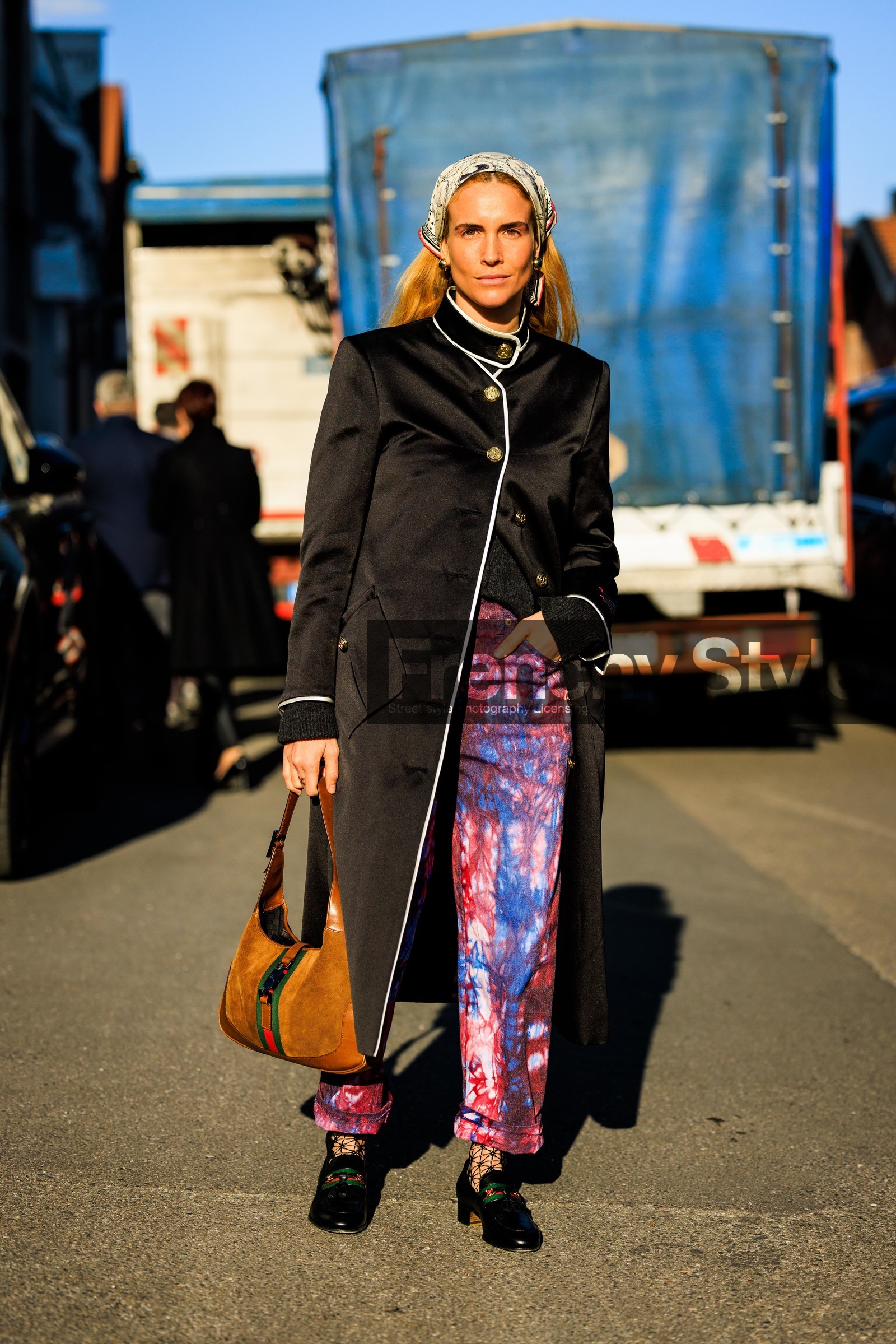 gucci, head scarf, black trench, gucci trench coat, brown handbag, gucci handbag, multicolor pants, printed pants, black shoes, leather shoes, gucci mocassins, black tights, fishnet tights, blanca miro scrimieri, street style, jonathan paciullo, FW, frenchystyle, fashion week, MFW, MILAN, FALL WINTER 2022_2023, AUTUMN WINTER 2022-2023, FW 22-23, vertical, full length