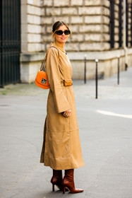 orange handbag, brown boots, heeled boots, black sunglasses, belt bag, brown belt, street style, jonathan paciullo, FW, frenchystyle, fashion week, AUTUMN WINTER 2022-2023, FALL WINTER 2022_2023, FW 22-23, PFW, PARIS, full length, vertical, beige trench coat