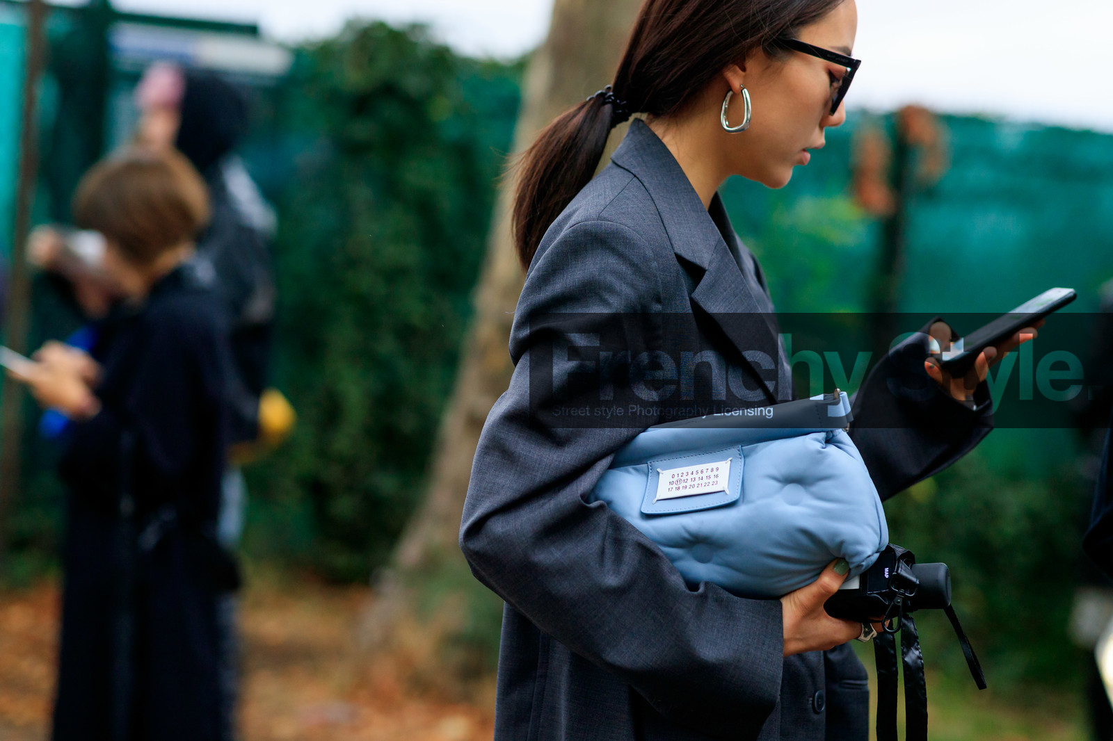 close up detail, dark grey jacket, margiela bag, light blue leather bag, light blue leather clutch, quilted bag, silvered earrings, hoop earrings, fashion week, frenchystyle, FW, jonathan paciullo, street style, SPRING SUMMER 2020, SS 20, PFW, PARIS, horizontal, atmosphere details, detail