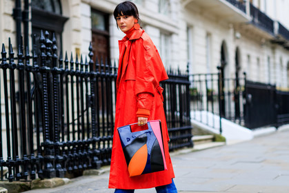 black bag, graphic bag, leather bag, multicolor bag, printed bag, red coat, street style, jonathan paciullo, FW, frenchystyle, fashion week, LFW, LONDON, AUTUMN WINTER 2018-2019, AW 18-19, FALL WINTER 2018-2019, FW 18-19, horizontal, atmosphere details, detail, carola bernard