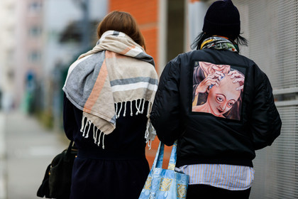 beige scarf, black beanie, black coat, black jacket, blue bag, drawings, graphic bag, graphic jacket, leather bag, printed bag, printed jacket, tote bag, fashion week, frenchystyle, FW, jonathan paciullo, street style, PFW, PARIS, AUTUMN WINTER 2018-2019, FALL WINTER 2018-2019, FW 18-19, horizontal, atmosphere details