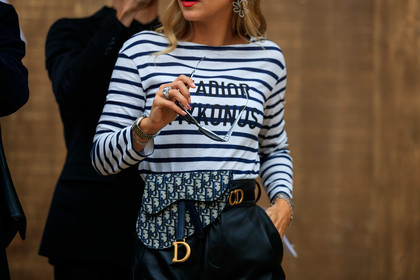 sailor t-shirt, white t-shirt, striped t-shirt, long sleeves t-shirt, dior belt, dior bag, dior saddle bag, dior t-shirt, monogrammed bag, monogrammed belt, blue bag, belt bag, silvered ring, diamond ring, close up detail, fashion week, frenchystyle, FW, jonathan paciullo, street style, SPRING SUMMER 2020, SS 20, PFW, PARIS, horizontal, atmosphere details, detail