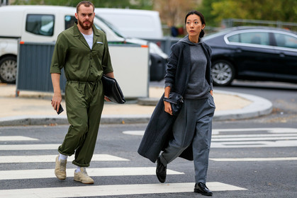 grey total look, grey coat, grey pullover, grey pants, grey hoodie, long coat, tailored pants, black leather clutch, black leather shoes, black polish shoes, derbies shoes, studs strap bag, fashion week, frenchystyle, FW, jonathan paciullo, street style, SPRING SUMMER 2020, SS 20, PFW, PARIS, horizontal, atmosphere details, full length