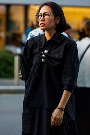 black look, black monochrome, black shirt, broch, glasses, square glasses, fashion week, frenchystyle, FW, jonathan paciullo, street style, MFW, MILAN, SPRING SUMMER 2022, SS 22, vertical, atmosphere details, detail