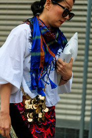 close up detail, golden bag, sequins bag, paco rabanne bag, blue scarf, fringe scarf, checked scarf, orange scarf, fashion week, frenchystyle, FW, jonathan paciullo, street style, SPRING SUMMER 2020, SS 20, PFW, PARIS, vertical, atmosphere details, detail
