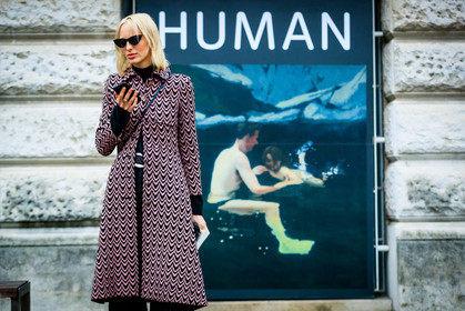 graphic jacket, pink jacket, printed jacket, sunglasses, street style, jonathan paciullo, FW, frenchystyle, fashion week, LFW, LONDON, AUTUMN WINTER 2018-2019, AW 18-19, FALL WINTER 2018-2019, FW 18-19, horizontal, atmosphere details, detail, model, lili sumner