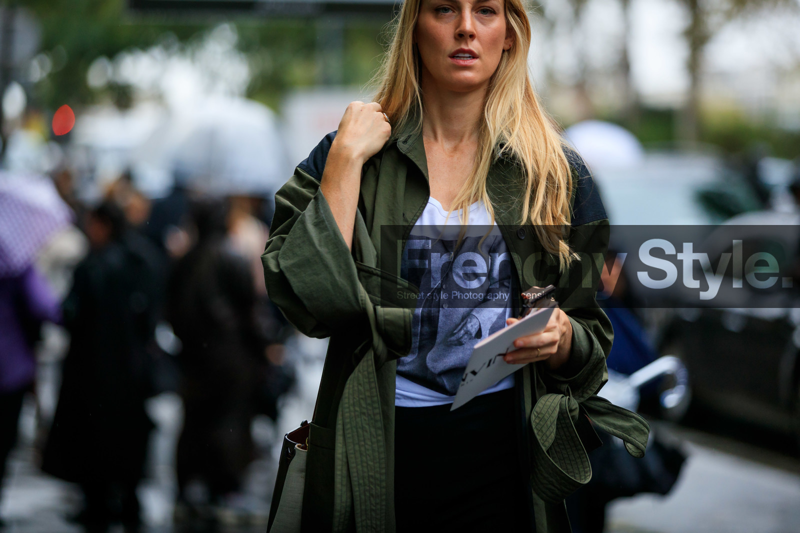 kaki trench coat, white t-shirt, printed t-shirt, grey t-shirt, fashion week, frenchystyle, FW, jonathan paciullo, street style, SPRING SUMMER 2020, SS 20, PFW, PARIS, horizontal, atmosphere details, detail