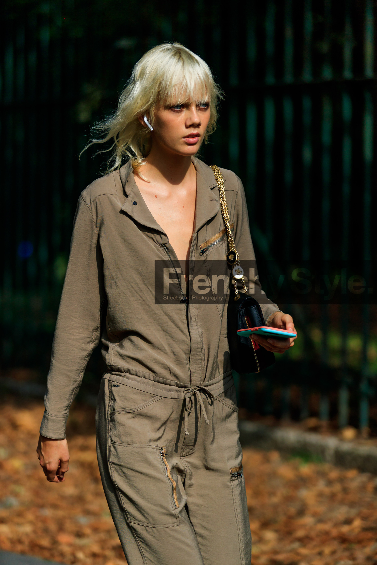 black bag, brown jumpsuit, iphone, leather bag, marjan jonkman, trousers, street style, jonathan paciullo, FW, frenchystyle, fashion week, MFW, MILAN, SPRING SUMMER 2019, SS 19, vertical, atmosphere details, detail