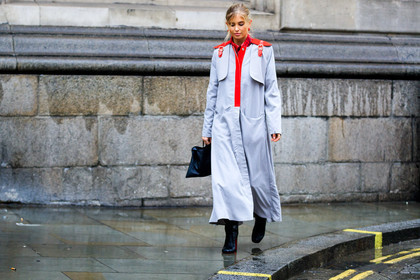 black bag, black shoes, grey coat, leather bag, leather shoes, red, street style, jonathan paciullo, FW, frenchystyle, fashion week, LFW, LONDON, AUTUMN WINTER 2018-2019, AW 18-19, FALL WINTER 2018-2019, FW 18-19, horizontal, atmosphere details, full length, xenia van der woodsen
