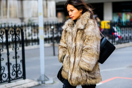 black bag, fur jacket, leather bag, natural fur, street style, jonathan paciullo, FW, frenchystyle, fashion week, PFW, PARIS, AUTUMN WINTER 2018-2019, FALL WINTER 2018-2019, FW 18-19, horizontal, atmosphere details