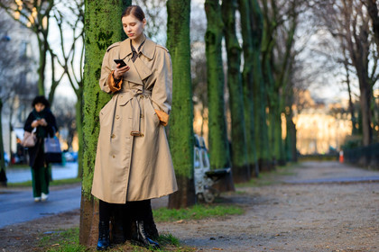 beige coat, black shoes, leather shoes, trench coat, street style, jonathan paciullo, FW, frenchystyle, fashion week, PFW, PARIS, AUTUMN WINTER 2018-2019, FALL WINTER 2018-2019, FW 18-19, horizontal, atmosphere details, full length, model