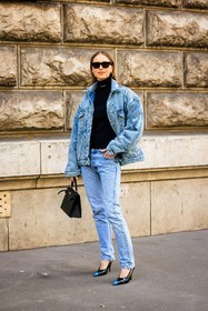 denim look, black turtleneck, golden loops, skinny jeans, light jeans, black slingback, louis vuitton slingback, kelly bag, hermes handbag, black handbag, pernille teisbaek, street style, jonathan paciullo, FW, frenchystyle, fashion week, AUTUMN WINTER 2022-2023, FALL WINTER 2022_2023, FW 22-23, PFW, PARIS, full length, vertical