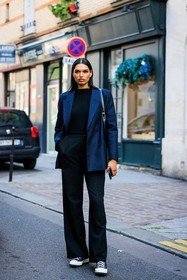 navy blue blazer, black top, knitted top, straight cut pants, blue converse, black handbag, highwaist pants, model, street style, jonathan paciullo, FW, frenchystyle, fashion week, AUTUMN WINTER 2022-2023, FALL WINTER 2022_2023, FW 22-23, PFW, PARIS, full length, vertical