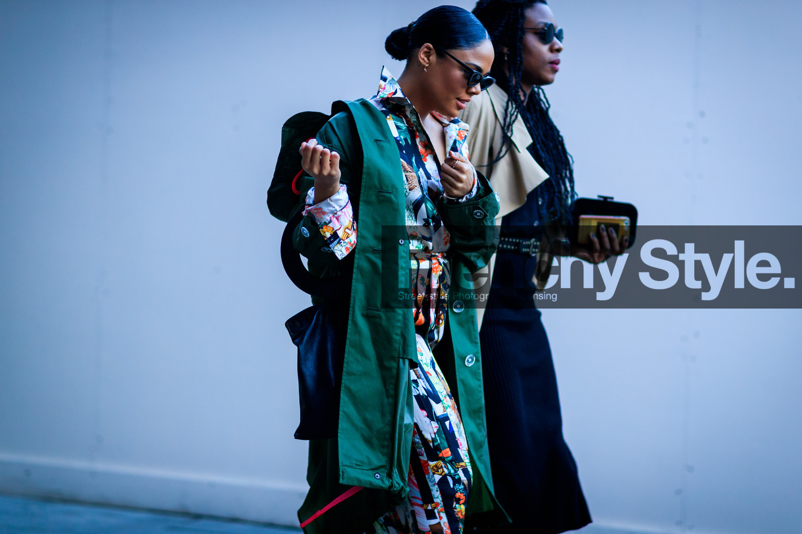 black bag, graphic dress, green coat, leather bag, multicolor dress, printed dress, sunglasses, street style, jonathan paciullo, FW, frenchystyle, fashion week, LFW, LONDON, AUTUMN WINTER 2018-2019, AW 18-19, FALL WINTER 2018-2019, FW 18-19, horizontal, atmosphere details, detail
