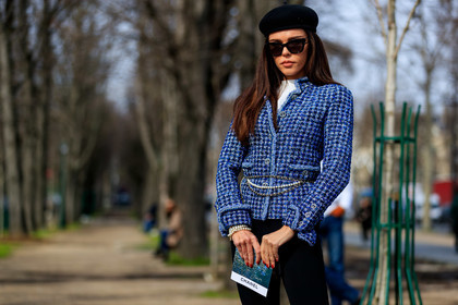 evangelie smyrniotaki, blue jacket, checked jacket, tweed jacket, belted jacket, black beret, black hat, black sunglasses, black pants, metalic belt, silvered belt, pearl belt, chain belt, multi belt, pearl bracelet, strassed jacket, chanel jacket, chanel belt, big sunglasses, fashion week, frenchystyle, FW, jonathan paciullo, street style, PFW, PARIS, horizontal, atmosphere details, detail