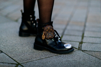 monogrammed bag, monogrammed boots, louis vuitton bag, louis vuitton boots, black leather boots, brown leather bag, brown leather boots, bag detail, mini bag, flat boots, ankle bag, laced boots, close up detail, shoes detail, silvered boots, fashion week, frenchystyle, FW, jonathan paciullo, street style, PFW, PARIS, horizontal, atmosphere details, detail