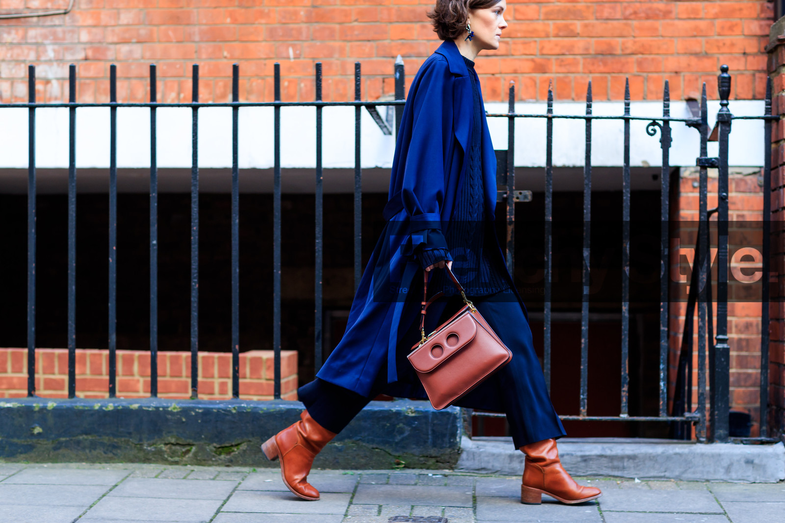 atmosphere details, AUTUMN WINTER 2017-2018, AW 17-18, brown bag, brown boots, detail, FALL WINTER 2017-2018, fashion week, frenchystyle, FW, FW 17-18, high heels, horizontal, jo ellison, jonathan paciullo, jw anderson, leather bag, leather shoes, LFW, LONDON, navy coat, navy pants, navy sweater, street style, trousers