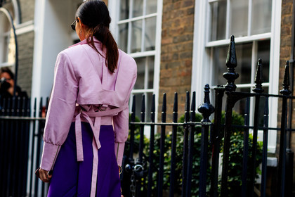 pink jacket, pleated skirt, purple skirt, fashion week, frenchystyle, FW, jonathan paciullo, street style, LFW, LONDON, AUTUMN WINTER 2018-2019, AW 18-19, FALL WINTER 2018-2019, FW 18-19, horizontal, atmosphere details, detail, doina ciobanu