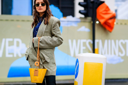 beige jacket, blue denim, denim shirt, leather bag, sunglasses, yellow bag, street style, jonathan paciullo, FW, frenchystyle, fashion week, LFW, LONDON, AUTUMN WINTER 2018-2019, AW 18-19, FALL WINTER 2018-2019, FW 18-19, horizontal, atmosphere details, detail, anna rosa vitiello