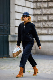 navy blue cap, black bomber jacket, dark blue trousers, chino trousers, camel boots, stella mccartney bottines, heeled boots, camel turtleneck, beige pouch, leather pouch, alexandra golovanoff, street style, jonathan paciullo, FW, frenchystyle, fashion week, AUTUMN WINTER 2022-2023, FALL WINTER 2022_2023, FW 22-23, PFW, PARIS, full length, vertical