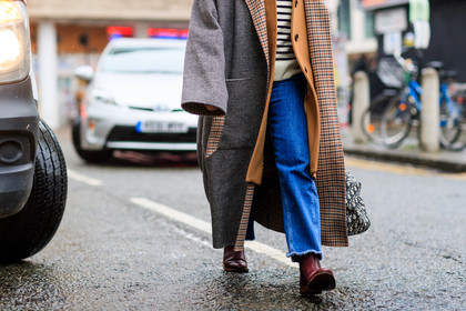 blue denim, brown boots, camel coat, checked, christian dior, denim pants, graphic bag, graphic jacket, houndstooth pattern, jeans, leather bag, leather shoes, monogram, plaid, printed bag, printed jacket, striped sweater, trousers, white sweater, street style, jonathan paciullo, FW, frenchystyle, fashion week, LFW, LONDON, AUTUMN WINTER 2018-2019, AW 18-19, FALL WINTER 2018-2019, FW 18-19, horizontal, atmosphere details, detail