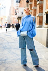 silver chanel wallet on chain, blue pastel, ruffle blouse, pastel blue ruffles shirt, baggy jeans, high heels, fashion week, frenchystyle, FW, jonathan paciullo, street style, NYFW, NEW YORK, AUTUMN WINTER 2022-2023, FALL WINTER 2022_2023, FW 22-23, vertical, full length